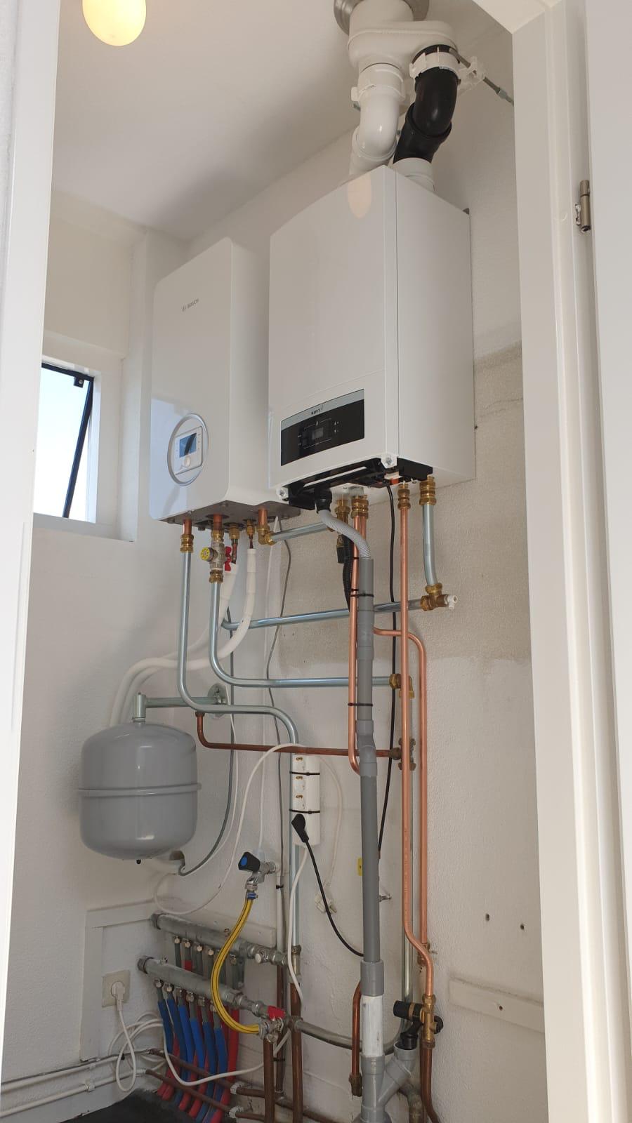 Nieuwe moderne cv-ketel na installatie